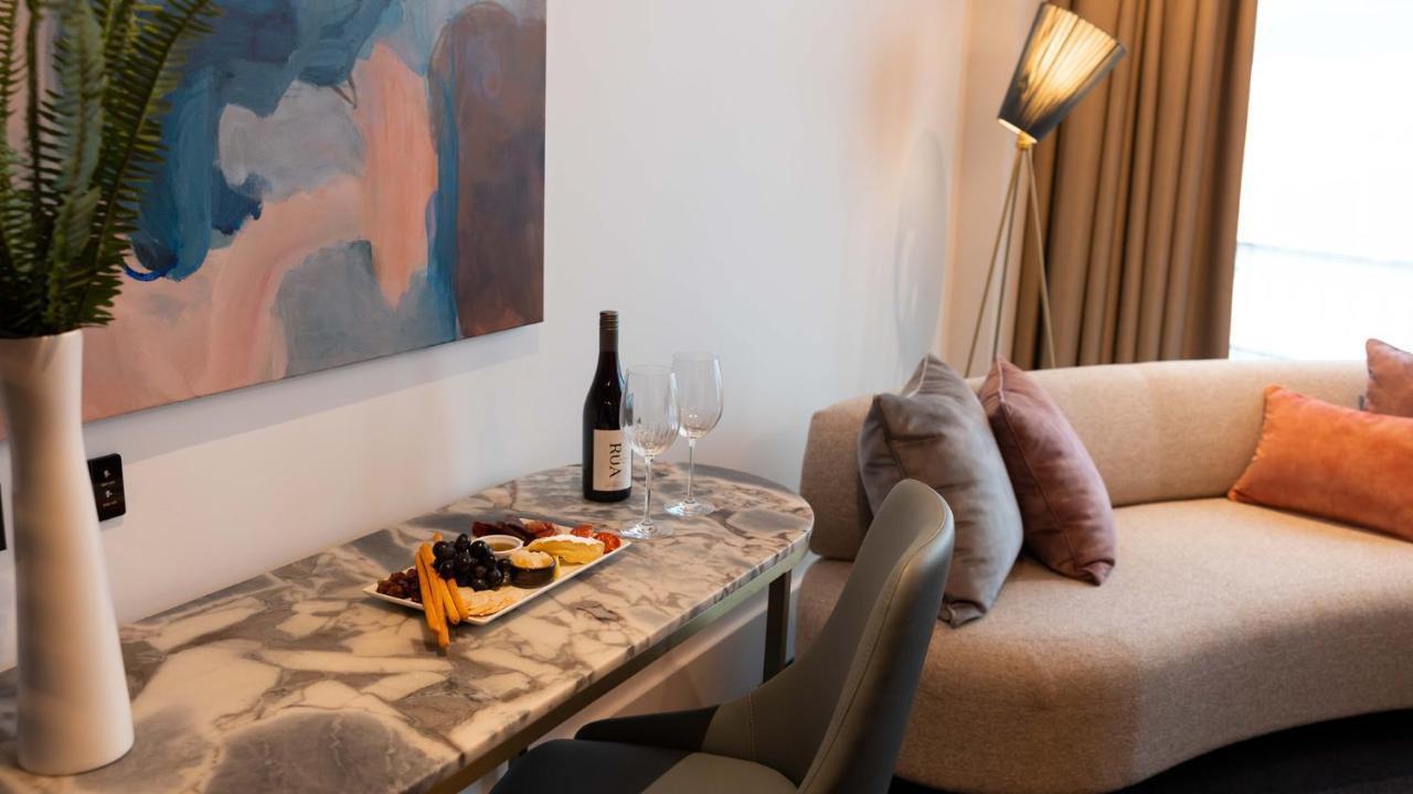 Horizon By Skycity Auckland Exteriér fotografie A wine tasting at the hotel