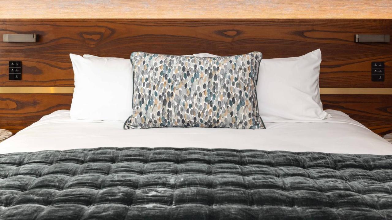Horizon By Skycity Auckland Exteriér fotografie A decorative pillow on a bed