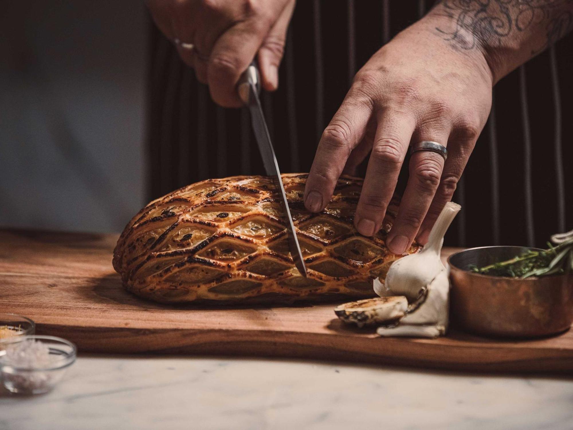 Horizon By Skycity Auckland Exteriér fotografie Chef preparing a whole roasted suckling pig