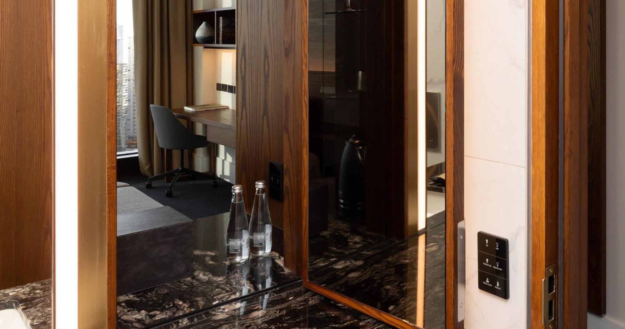 Horizon By Skycity Auckland Exteriér fotografie A mirror in a hotel room